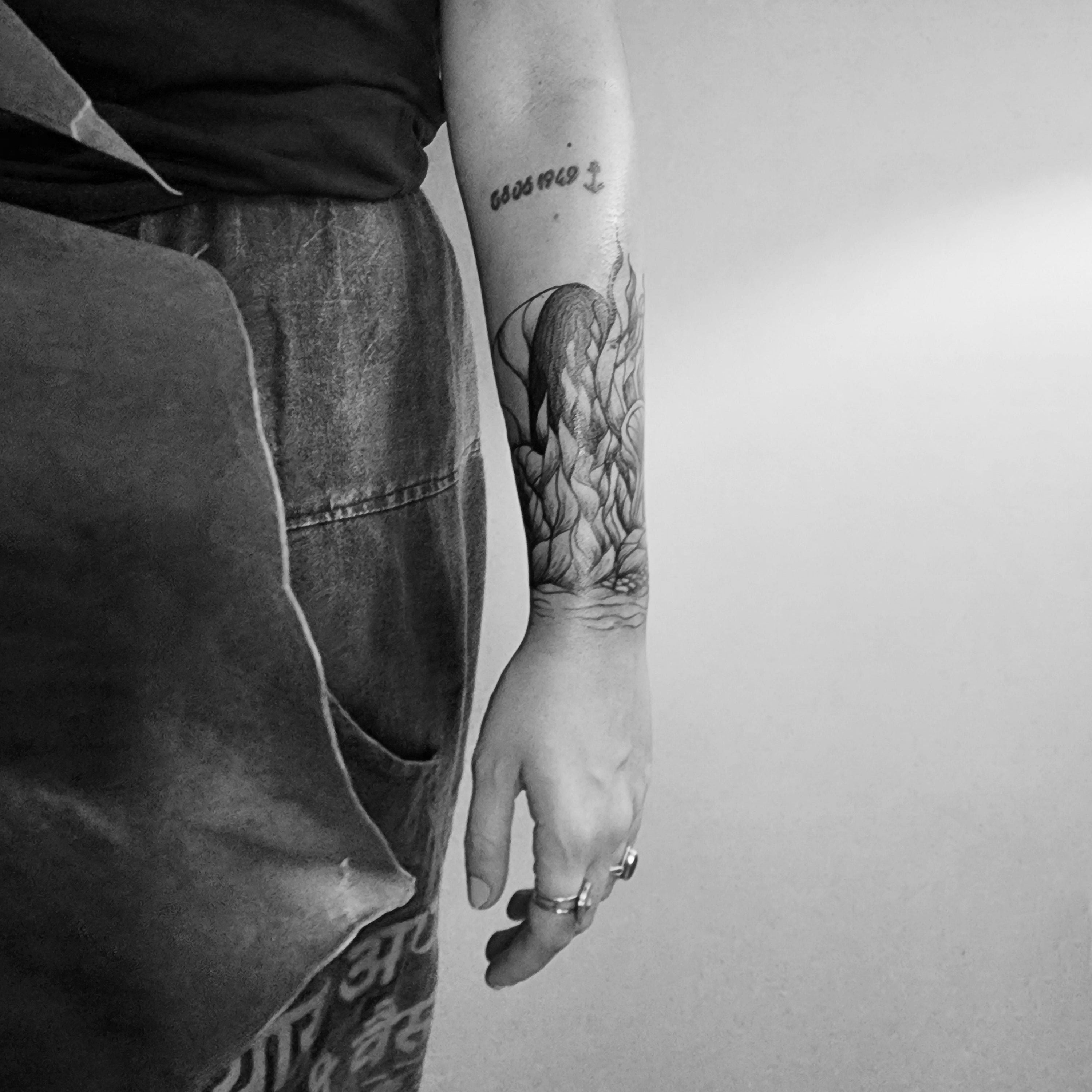 Gizem_Tattoo arm black and white blackwork ocean tatt